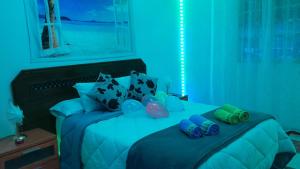 um quarto azul com uma cama com luzes azuis em Disfruta de un barrio tranquilo em Alcalá de Guadaira