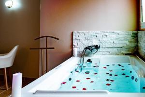 Ảnh trong thư viện ảnh của Studio romantique jacuzzi ou spa balneo privatif et jardin Au temps des cerises La Ciotat ở La Ciotat