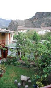 a garden with a birdbath in the yard of a house w obiekcie Hospedaje La Ñusta w mieście Ollantaytambo