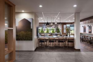 Restaurant o un lloc per menjar a Fairfield Inn & Suites by Marriott Cleveland Tiedeman Road