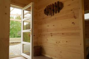 pared de madera en una habitación con ventana en Cabaña Loft Pukara a 15 min de Puerto Varas, en Puerto Varas