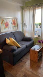 ein Wohnzimmer mit einem Sofa und einem Tisch in der Unterkunft Bonheur partagé in Lévis