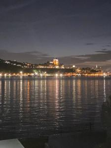 Blick auf das Wasser in der Nacht in der Unterkunft Bonheur partagé in Lévis