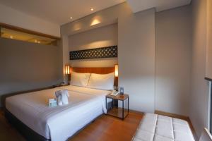 Una cama o camas en una habitación de BATIQA Hotel Lampung