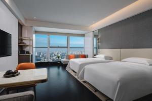 เตียงในห้องที่ The Langbo Chengdu, in The Unbound Collection by Hyatt