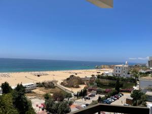 un balcón con vistas a la playa y al océano. en Appartement, praia da rocha, PORTIMAO, en Portimão