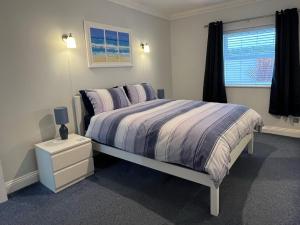 um quarto com uma cama e uma janela em Rockmount Court em Bournemouth