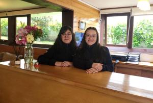 twee vrouwen aan een tafel in een restaurant bij Hotel Germania in Puerto Varas