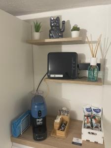 een kamer met een plank met een computer en een printer bij LA DIMORA CELESTE in Bari