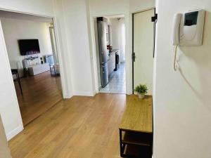 Cette chambre dispose d'un couloir et d'un salon. dans l'établissement Appartement lumineux et spacieux proche gare, à Villeurbanne