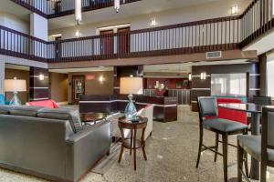 A seating area at Heritage Inn Suites Houston Sugar Land, Trademark by Wyndham