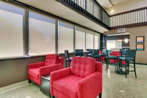 A seating area at Heritage Inn Suites Houston Sugar Land, Trademark by Wyndham