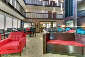 A seating area at Heritage Inn Suites Houston Sugar Land, Trademark by Wyndham