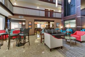 A seating area at Heritage Inn Suites Houston Sugar Land, Trademark by Wyndham