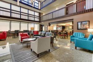 A seating area at Heritage Inn Suites Houston Sugar Land, Trademark by Wyndham