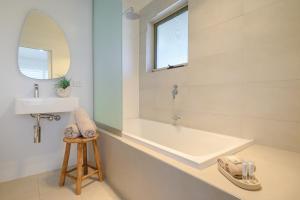 bagno con lavandino e specchio di Loch Ard Motor Inn a Port Campbell