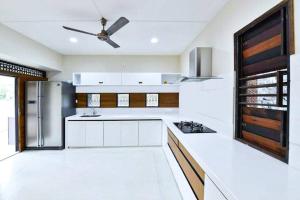 Dapur atau dapur kecil di Vacation Villa-Devraj Residency - Bhuj, Kutch