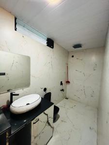 Baño con aseo en una encimera en Cloud9 Villa (Yeoor Hills, Thane) - A Luxurious Private Jungle Villa., en Thane