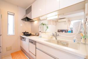 Кухня или мини-кухня в 3 BR house 7 mins on foot from Otsuka on the Yamanote Line
