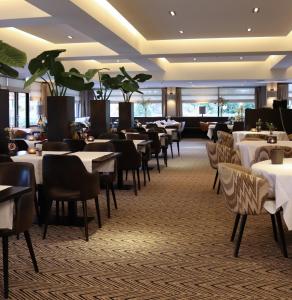 Un restaurant u otro lugar para comer en Van der Valk Hotel Hengelo