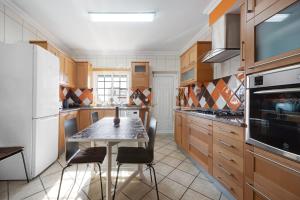 una cucina con tavolo e frigorifero bianco di My Friendly House a Lagos