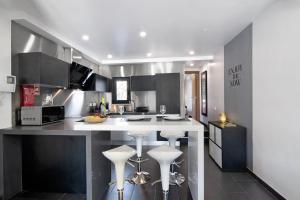 - une cuisine avec un comptoir blanc et des tabourets dans l'établissement Be Glow Home, à Alvor