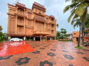 um edifício com um carro estacionado em frente em Haveli Backwater Resort em Alappuzha