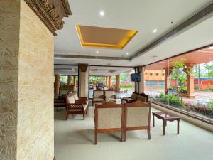 uma sala de jantar com cadeiras e uma mesa num edifício em Haveli Backwater Resort em Alappuzha