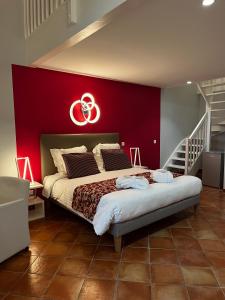 1 dormitorio con 1 cama grande y pared roja en Hôtel Le Château Fort de Sedan, en Sedan