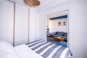 um quarto com uma cama e um sofá em La Maioneta Carré d'Or em Nice