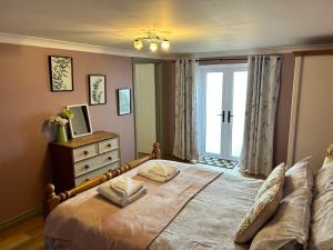 una camera con un letto con due cuscini sopra di The Dairy, Bramble Farm Cottages a Ferndown