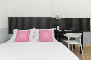 Кровать или кровати в номере Hotel Luma Senawang