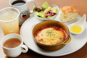 un piatto di cibo con una ciotola di zuppa e un'insalata di Richmond Hotel Yokohama-Bashamichi a Yokohama