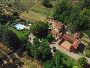 - une vue aérienne sur une maison avec une piscine dans l'établissement Agriturismo Torreghiotta, à Pistoia