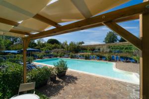 - une piscine avec pergola à côté d'un complexe dans l'établissement Agriturismo Torreghiotta, à Pistoia