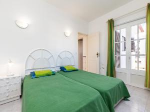 um quarto branco com uma cama verde e uma janela em Akivillas Manta Rota Ocean na Manta Rota