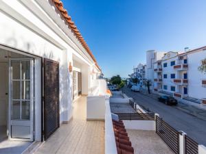 uma varanda com vista para uma rua em Akivillas Manta Rota Ocean na Manta Rota