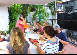 een groep mensen die rond een tafel eten bij Jasmin Villa in Cochin