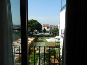 uma vista para uma varanda com vista para um pátio em Huzurla otel em Izmir