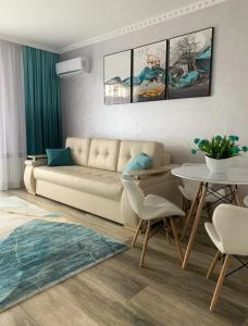 - un salon avec un canapé et une table dans l'établissement Mint Apartment Солнечное Закарпатье, à Polyana