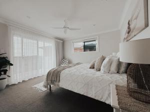 מיטה או מיטות בחדר ב-Diggers Beach Villa Coffs Harbour