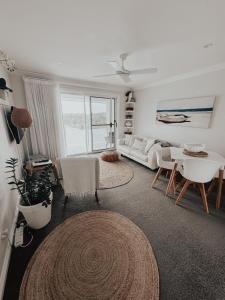 אזור ישיבה ב-Diggers Beach Villa Coffs Harbour