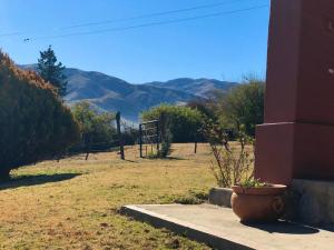 una grande pentola seduta sul lato di una casa di Lindísima Casa en Tafí del Valle a Tafí del Valle