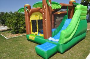 un parque infantil con un tobogán en el césped en Graca Hotel, en Évora