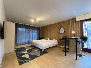 Studios & chambres aux portes de Genève में एक कमरे में एक या कई बेड