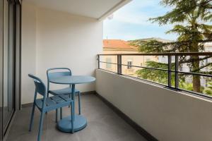 een blauwe stoel en een tafel op een balkon bij Staybridge Suites - Cannes Centre, an IHG Hotel in Cannes