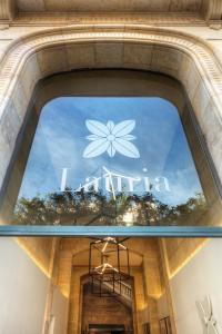 ein Fenster eines Ladens mit einer Blume darauf in der Unterkunft Hotel Lauria in Tarragona