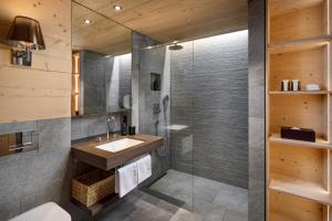 bagno con lavandino e doccia di Chalet Piz Buin a Klosters