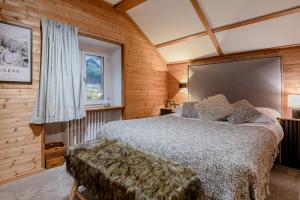 een slaapkamer met een groot bed en een raam bij Le Chalet d'Antoine - Centre de Megève in Megève