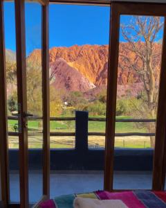 Habitación con ventana con vistas a las montañas. en El cielo en Purmamarca, en Purmamarca